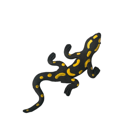 Shadow Gecko – Black Gecko Figurine (Wood Shavings)